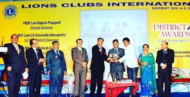 Deepu Srivastava receiving the Lions Club Award