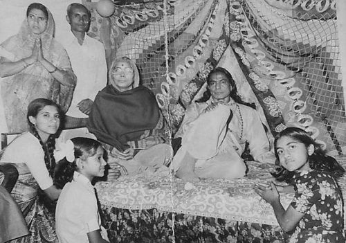 Jagadguru Shri Kripalu Ji Maharaj's old picture with his devotees