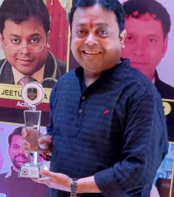 Jeetu Gupta while posing with his Jagat Janani Manav seva trust Karmveer achievement award in 2021