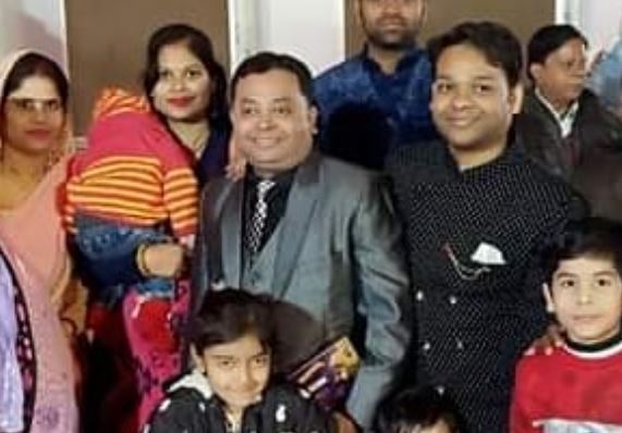 Jeetu Gupta with his brother (in black) and other family members