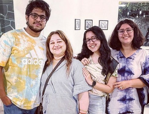 Jhanak Shukla (extreme right) with her mother (second from left), boyfriend (extreme left), and sister