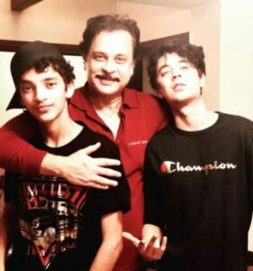 Mahesh Thakur with his sons, Araish Thakur (left) and Aryan Thakur (right)