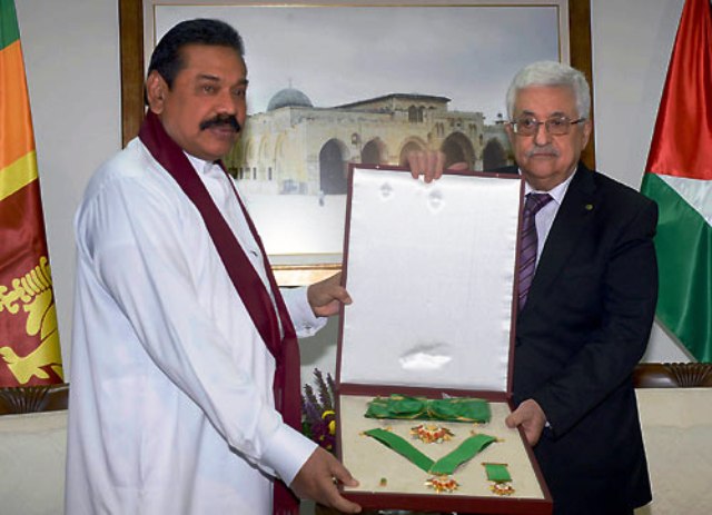 Mahinda Rajapaksa receiving Star of Palestine medal