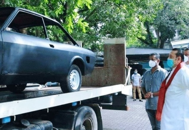 Mahinda Rajapaksa taking delivery of the FIAT 124 Sports Coopé