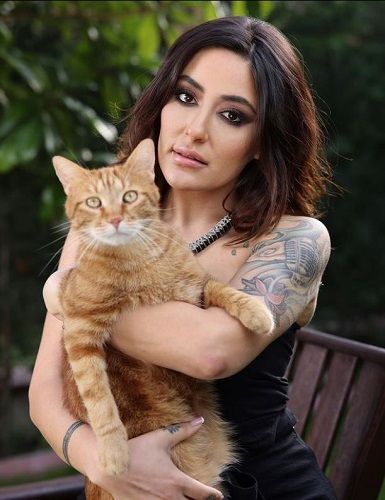 Melek Mosso with her pet cat