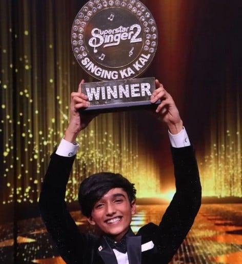 Mohammad Faiz posing with the trophy after winning Superstar Singer Season 2 in 2022