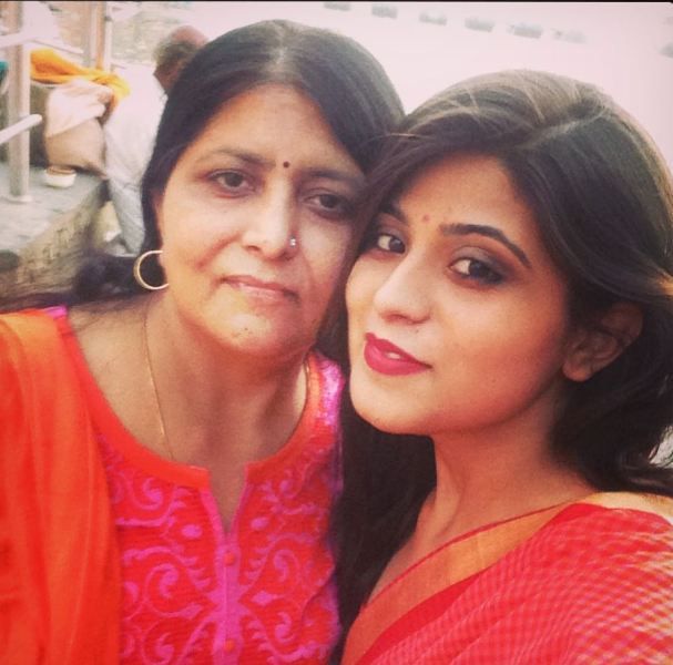 Neha Vaishnav's image with her mother