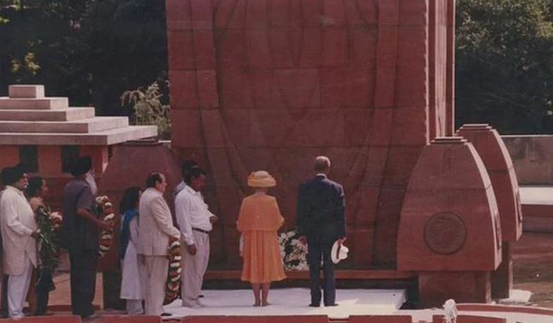 Queen Elizabeth and Prince Philip at Jallianwala Bagh massacre site, to pay their respects in 1997