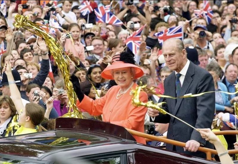 Queen Elizabeth waving at public on her Golden Jubilee