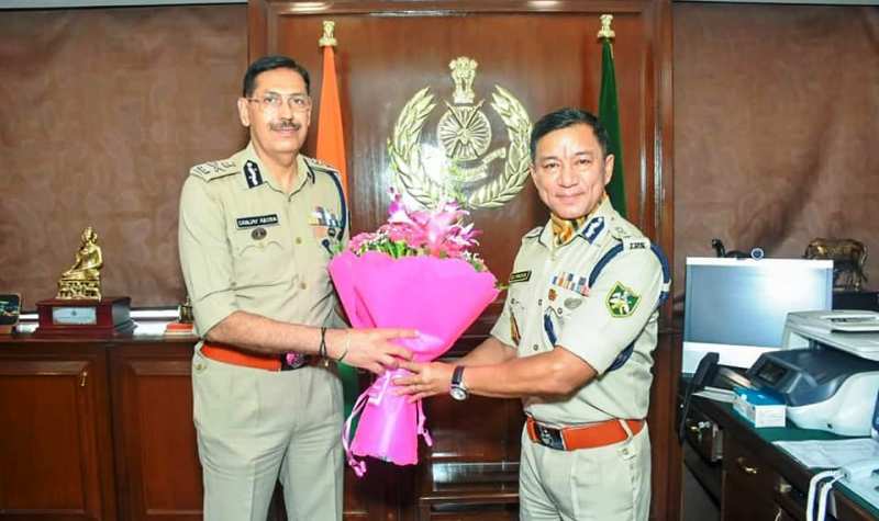 Sanjay Arora handing over the charge of ITBP to Sujoy Lal Thaosen on 1 August 2022