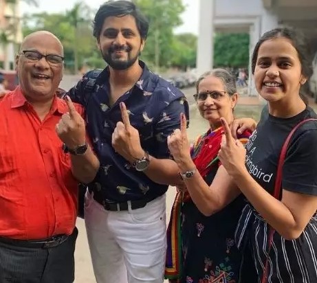Shashank Ketkar with his parents and sister