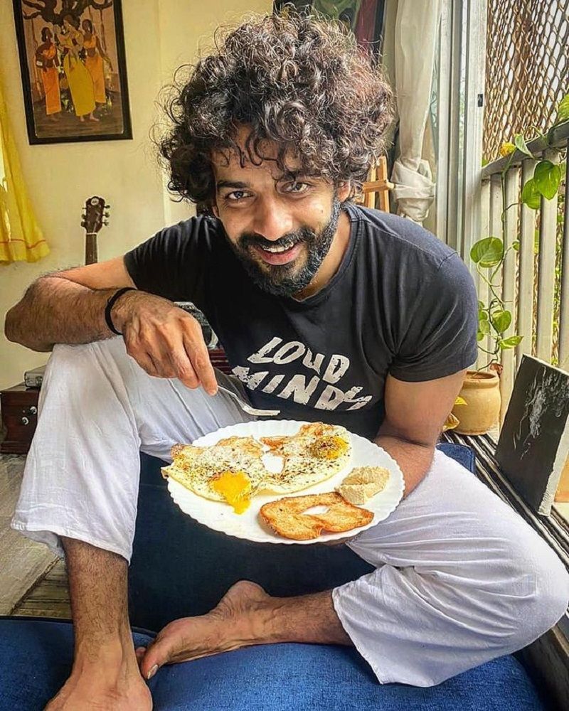 Vaibhav Raj Gupta eating eggs