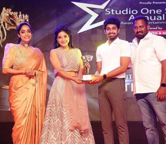A photo of Kathirravan during his felicitation at the Studio One Star Icon Annual Award'z