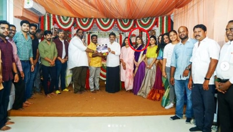 A photo of Queency Stanly with the cast and crew of the Tamil film Vidiyum Varai Kaathiru