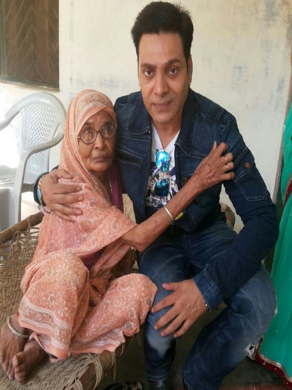 A picture of Sagar Pandey with his mother