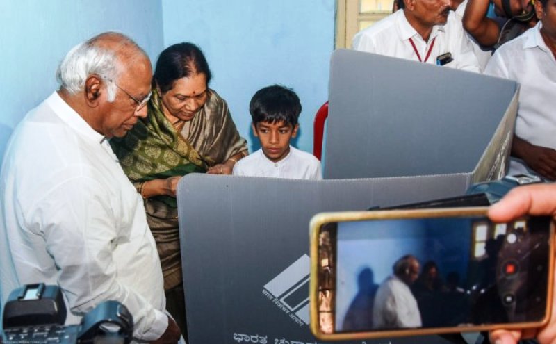 A picture of Mallikarjun Kharge, his wife, Radhabai Kharge, and his grandson at Basava Nagar Booth Number 119 casting their votes during the 2019 general election in Karnataka