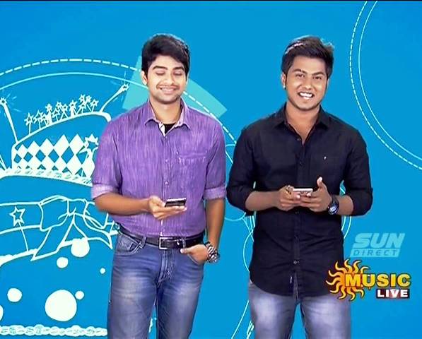 A still from a Sun TV show being hosted by VJ Kathirravan (left)