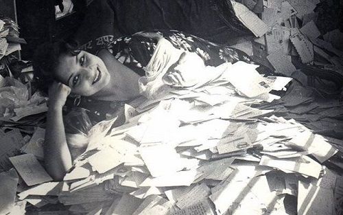 A throwback picture of Tabassum lying down with her fan mails from the years when she hosted Phool Khile Hain Gulshan Gulshan