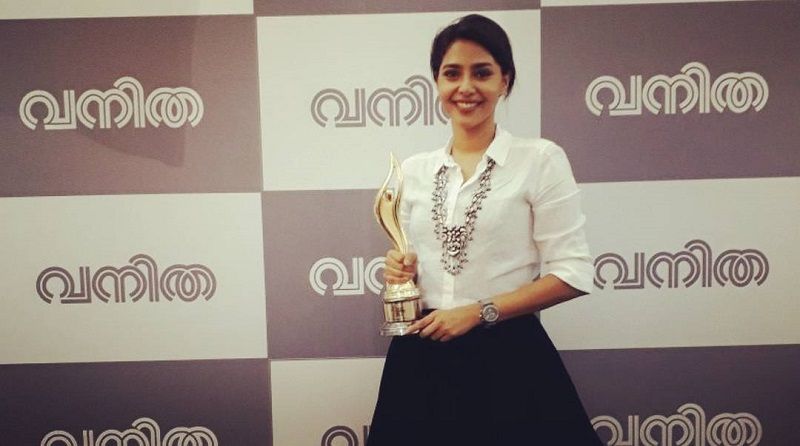 Aishwarya Lekshmi posing with most romantic heroine award for the film Mayaanadhi at Vanitha Film Awards