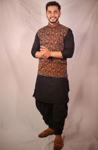 Akshay Kelkar donning ethenic wear
