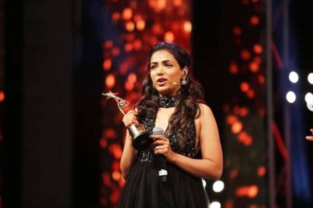 Anupama Gowda holding her SIIMA award