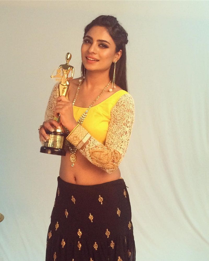 Deepika Das posing with ZeeKu Tumba Award