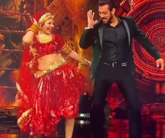 Gori Nagori on the sets of Bigg Boss Season 16 while dancing with the host of the show Salman Khan in 2022