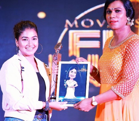 Grace Antony while receiving Best actor award by Movie Street award