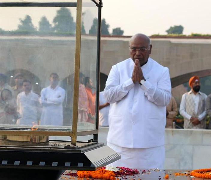 Mallikarjun Kharge paying homage to Mahatma Gandhi at Rajghat before taking charge as Congress president, in New Delhi on 26 October 2022
