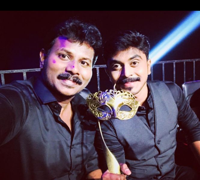 Mohammed Azeem (right) with his Vijay Award of Favorite Male Actor for the Tamil television show Pagal Nilavu