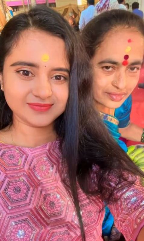 Picture of Kavyashree with her mother
