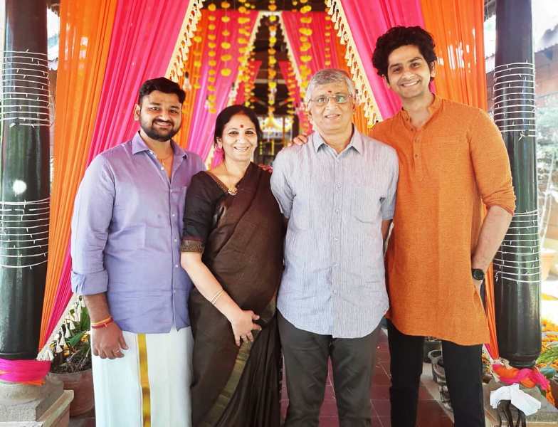 Rama Ramasamy with his parents and brother R.  with Harish Narayanan