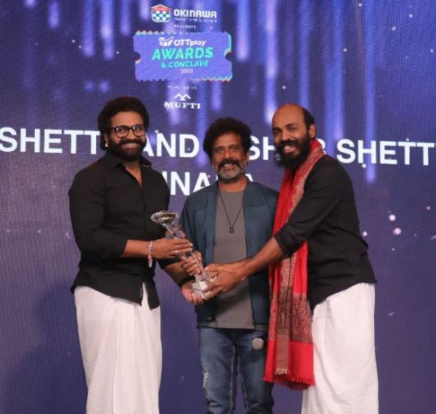 Rishab Shetty receiving award at OTTplay Awards & Conclave in 2022