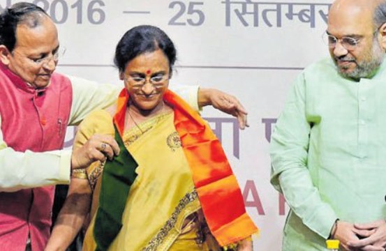 Rita Bahuguna Joshi while joining the BJP in 2016