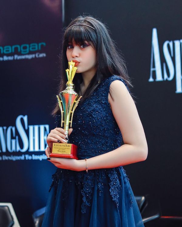Riva Arora posing with her award
