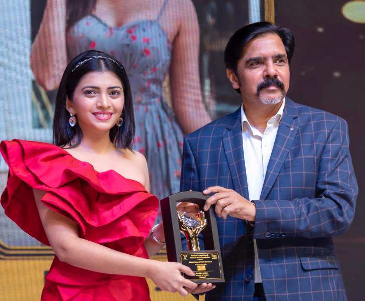 Ruchira Jadhav receiving Global Icons of India Award (2022)