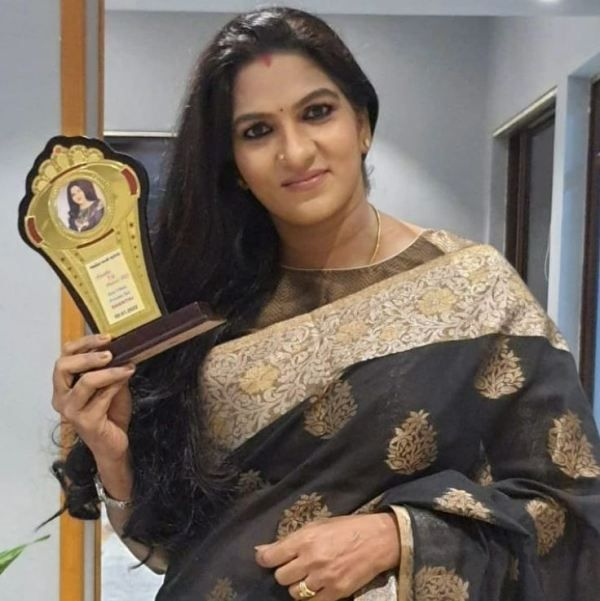 Shanthi Arvind holding the Ajantha Award