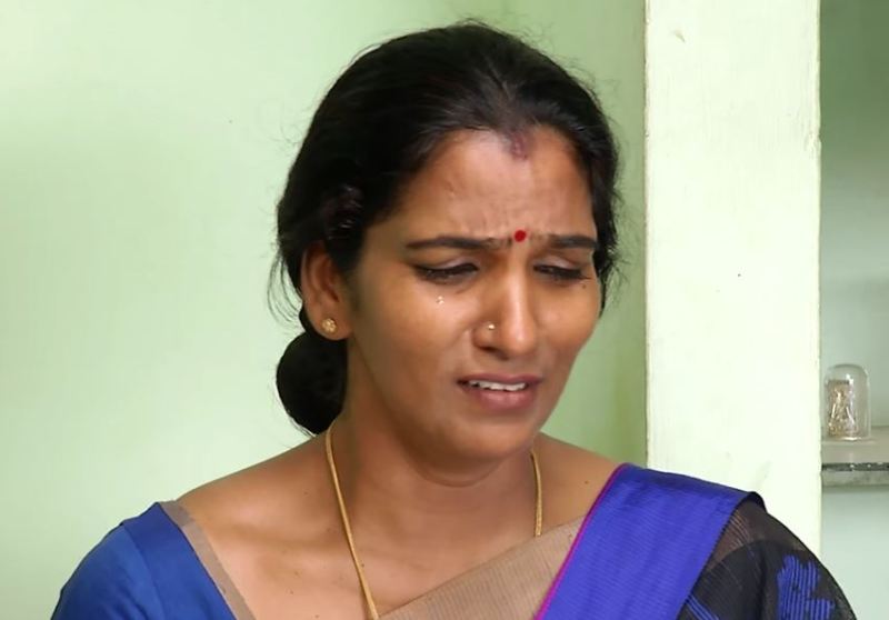 Shanthi as 'Mangalasundari Karunakaran' - a still from 'Kula Deivam'