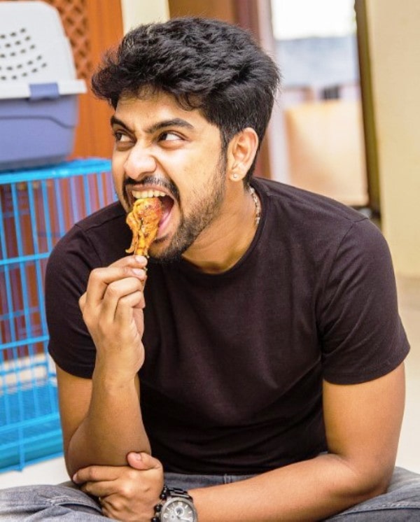 VJ Kathirravan eating chicken