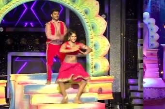 Vinod Gobbaragala dancing on the stage of the reality show Gichi Glili Glili in 2022