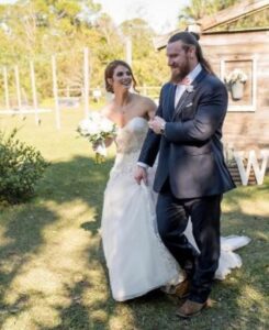 Wedding picture of Sara Lee and Wesley Blake