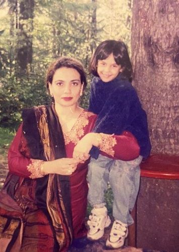A childhood photo of Mahenur Haider Khan with her mother