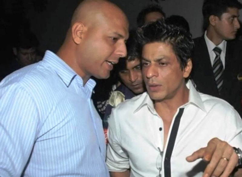 A photo of Ravi Singh with Shah Rukh Khan during an event