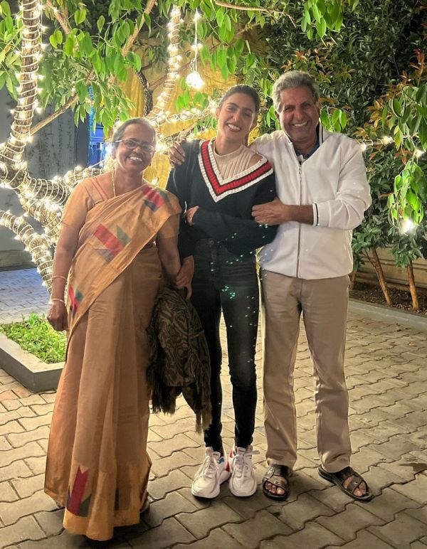 A picture of Samyuktha Hegde with her parents