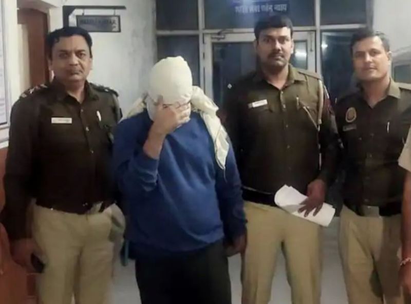 Accused Aaftab Poonawala, along with Delhi police personnel, at Mehrauli Police Station, in New Delhi, on November 14, 2022.