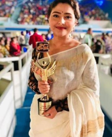 Aindrila Sharma posing with her Tele Academy award