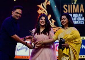 Aparna Balamurali receiving SIIMA Award 2021