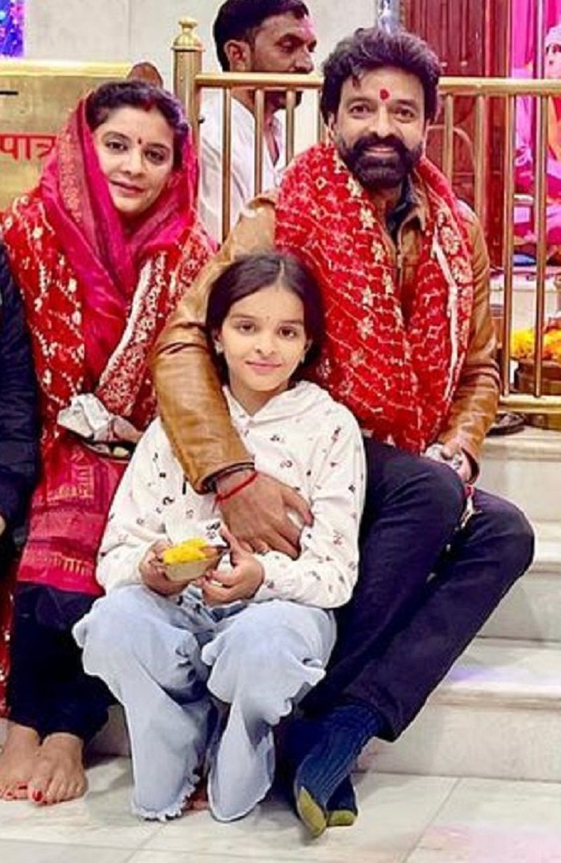 Arun Singh Dhumal with his wife and daughter