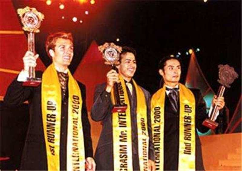 Aryan Vaid (centre), along with the runner-ups, posing with the trophy of Grasim Mr International 2000
