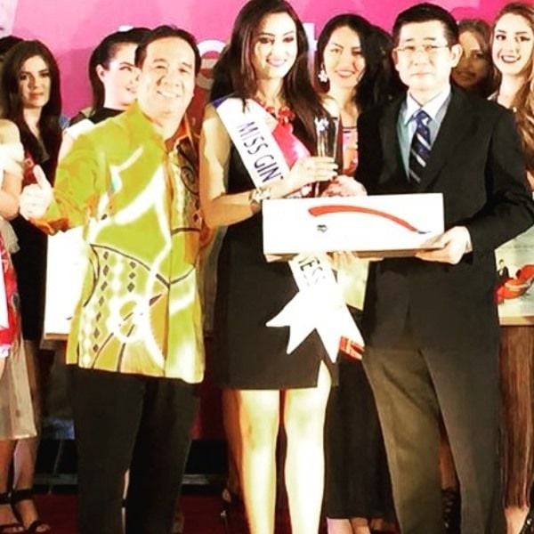 Chandni Sharma receiving Miss Gintell Fitness award in 2015